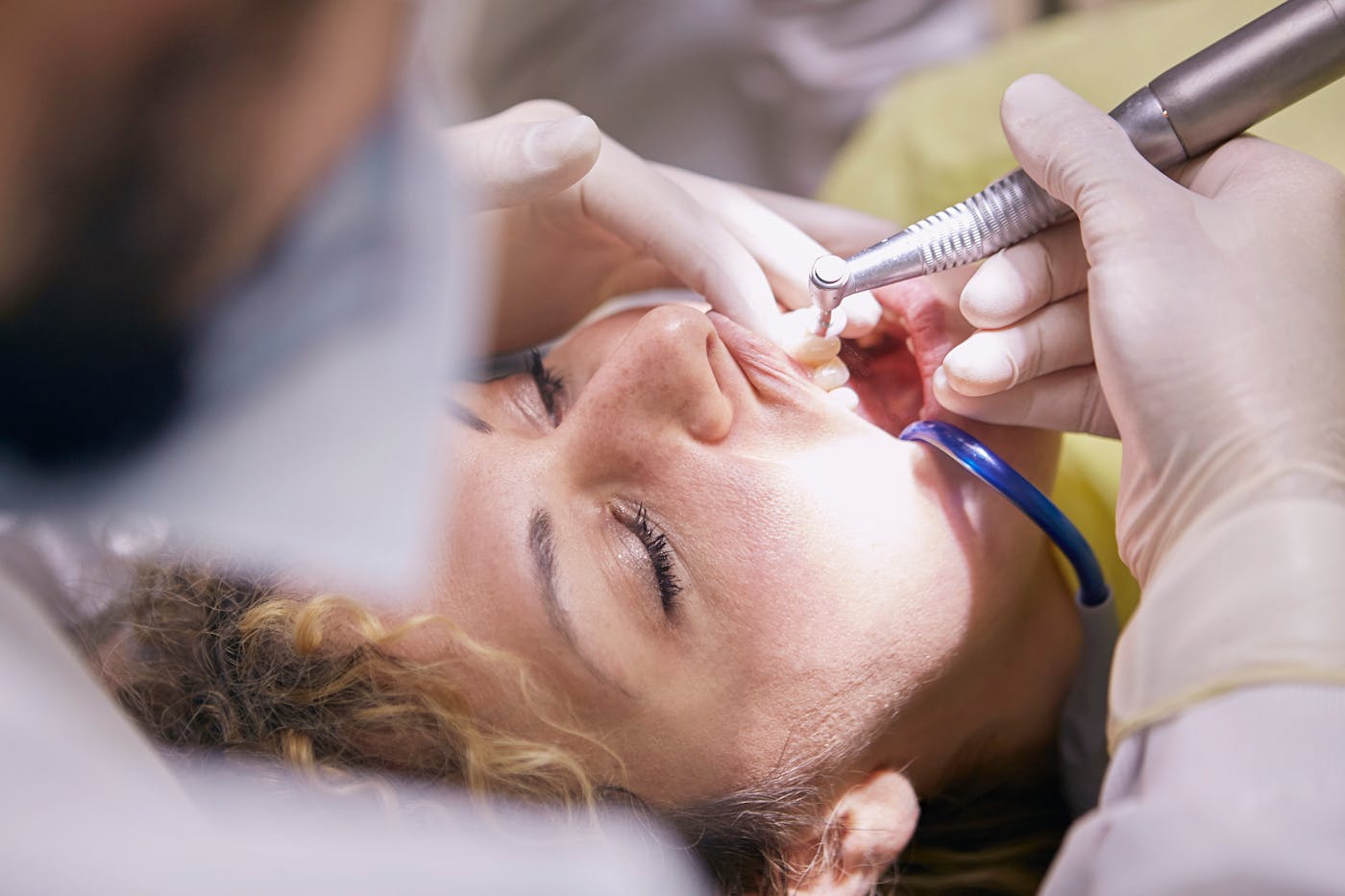Dentista atendiendo a paciente